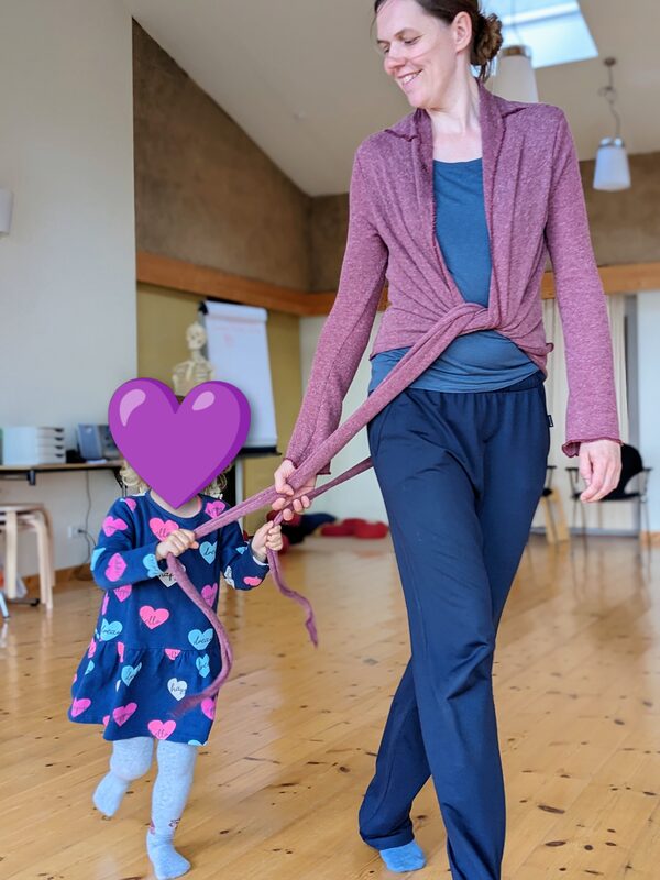 Alexandertechnik-Kurs für Familien: Mutter und Kind spielen gemeinsam mit einem Tuch